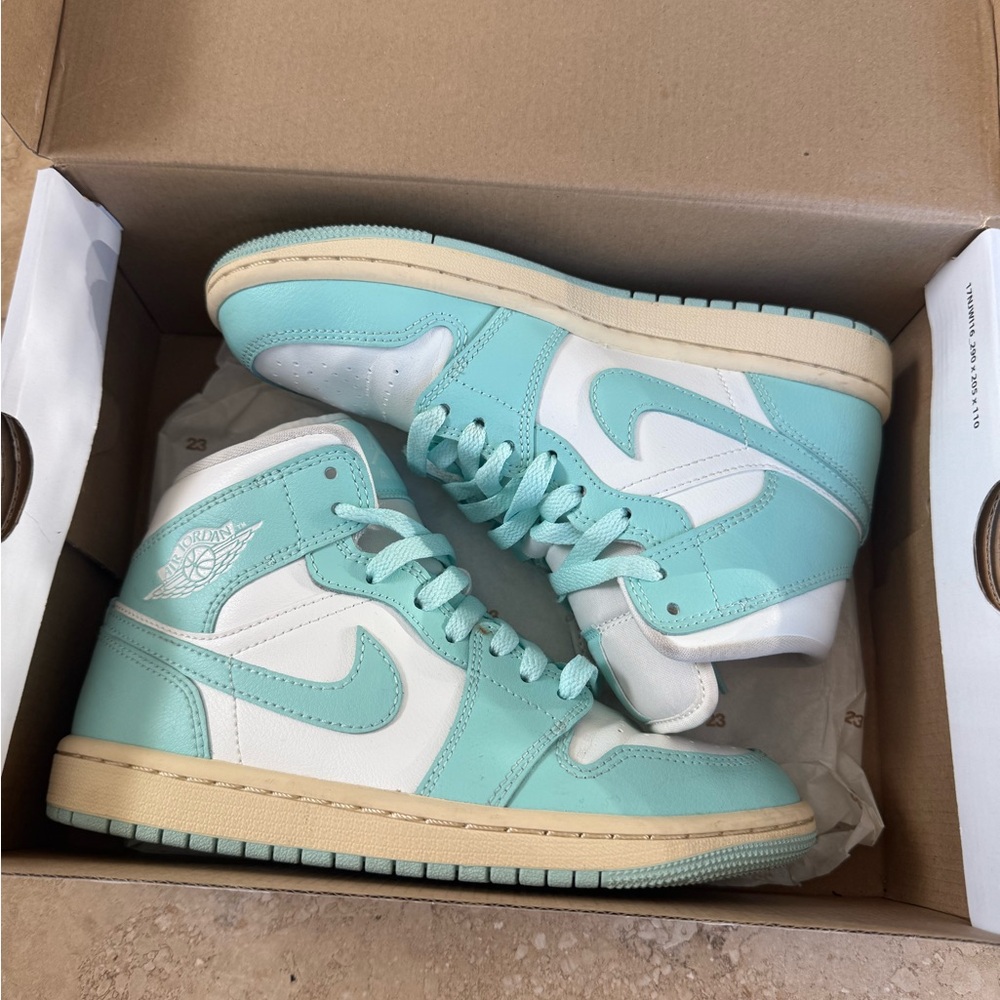 WMNS AIR JORDAN 1 mid sail/light dew muslin